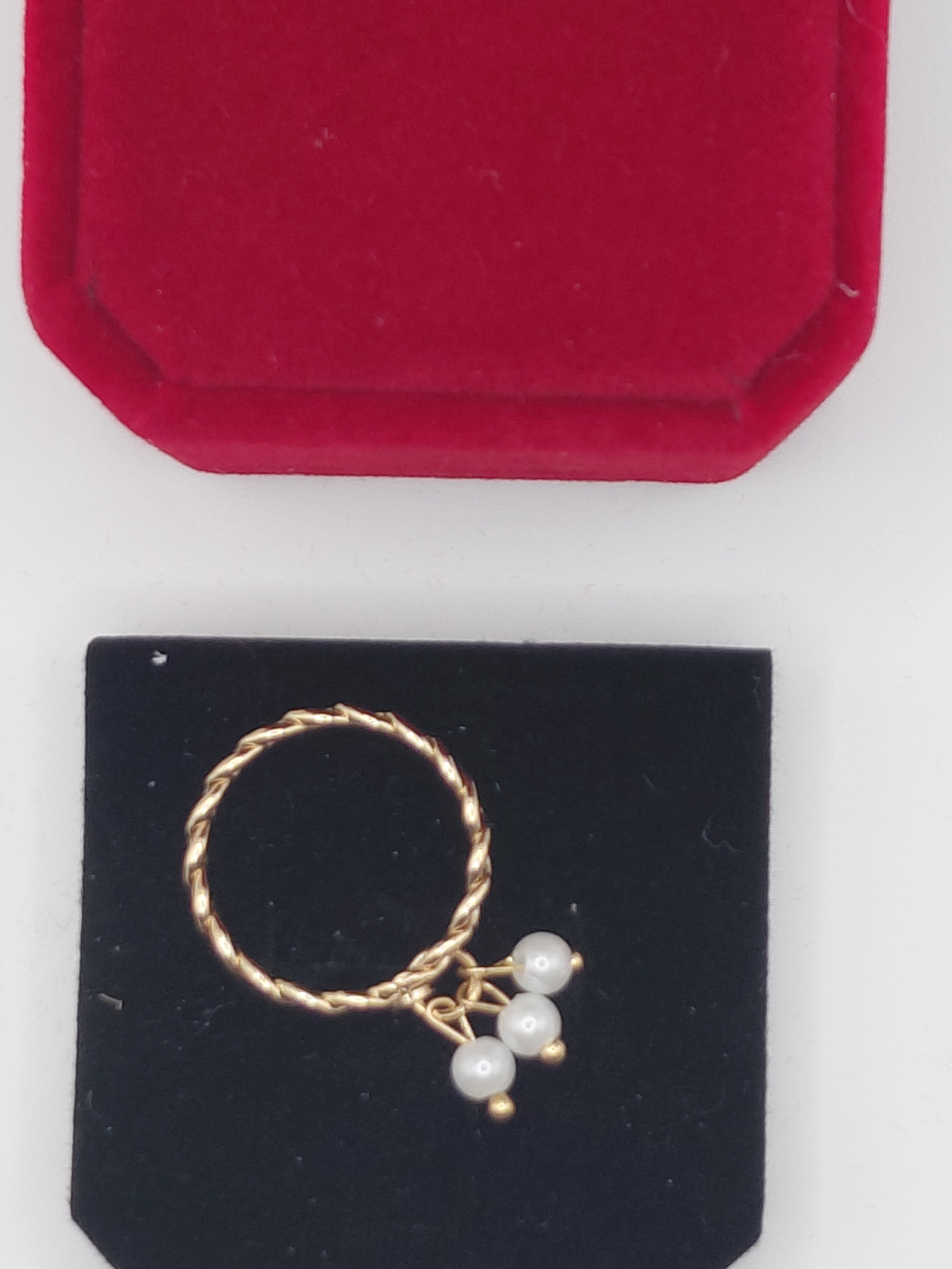 Bague avec perles pendantes