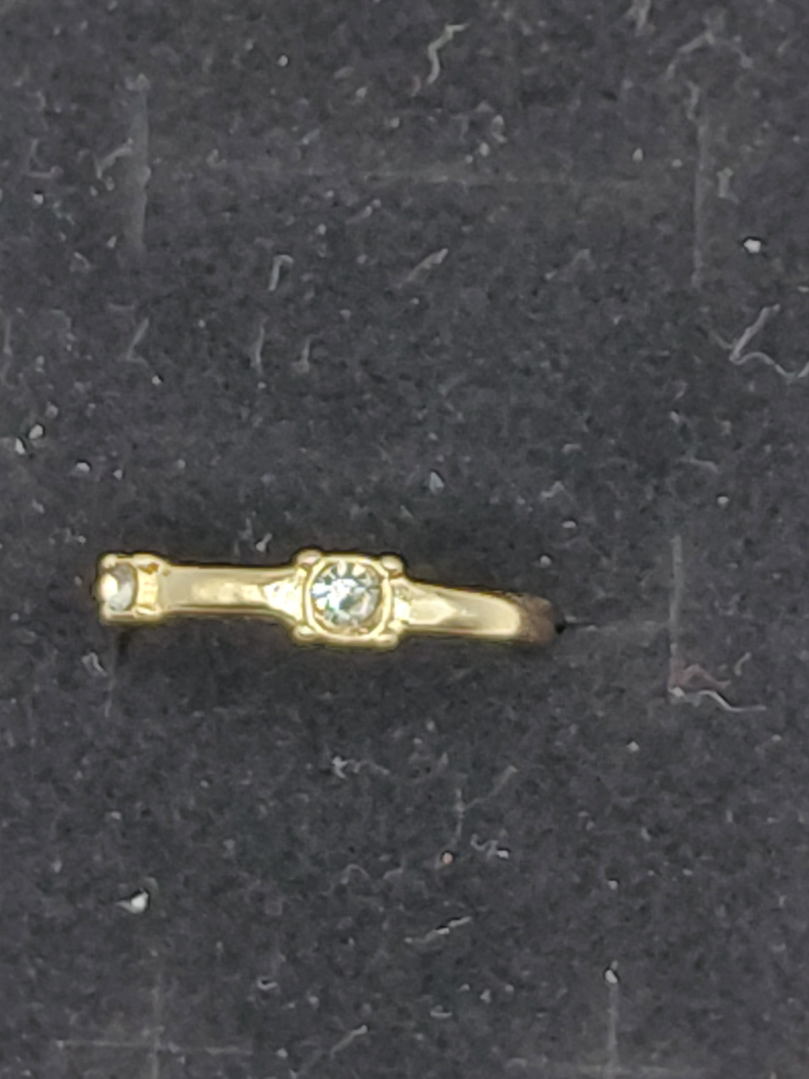 Bague dorée avec 2 petits zirconium