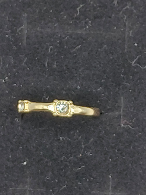 Bague dorée avec 2 petits zirconium