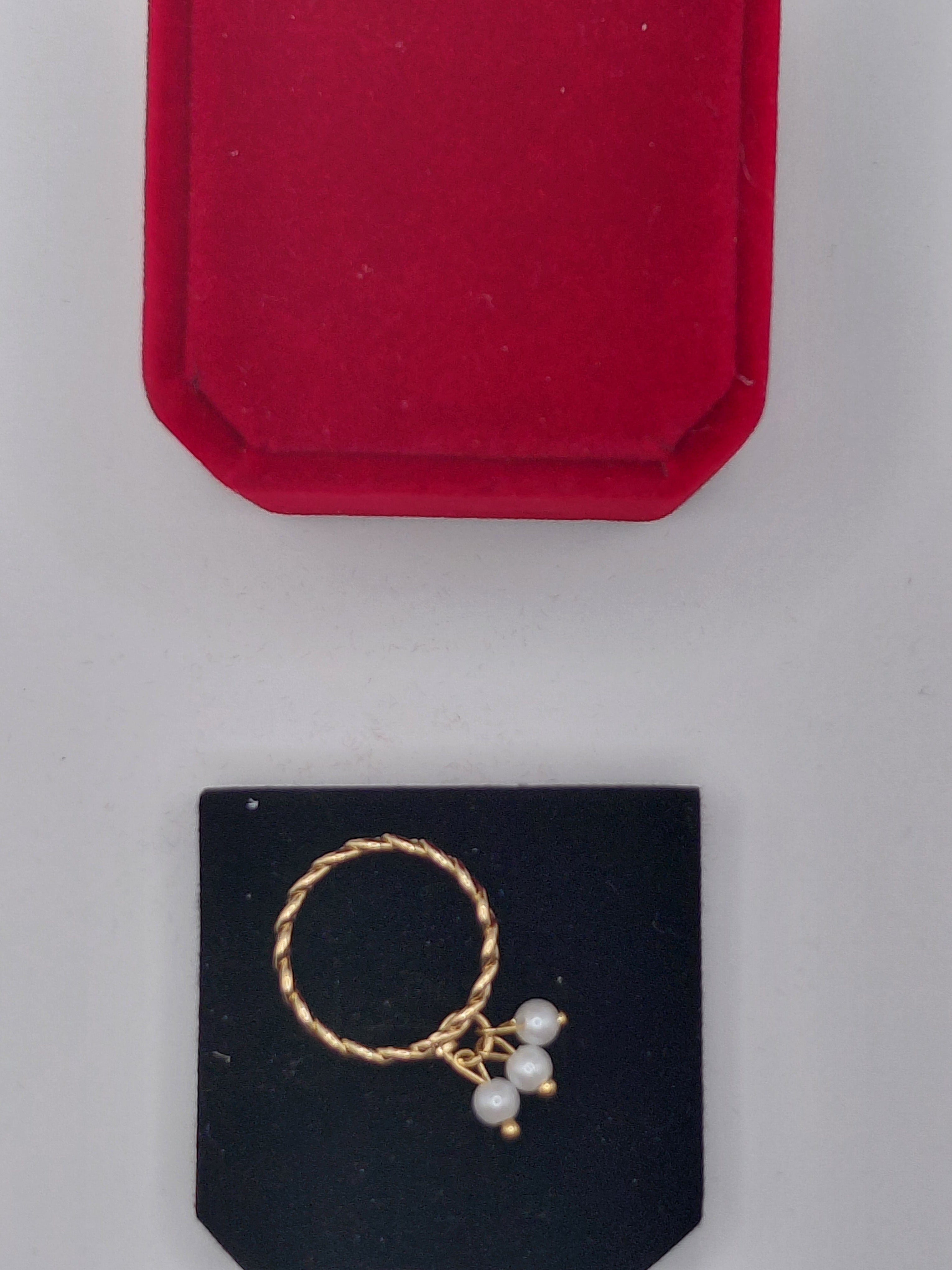 Bague avec perles pendantes