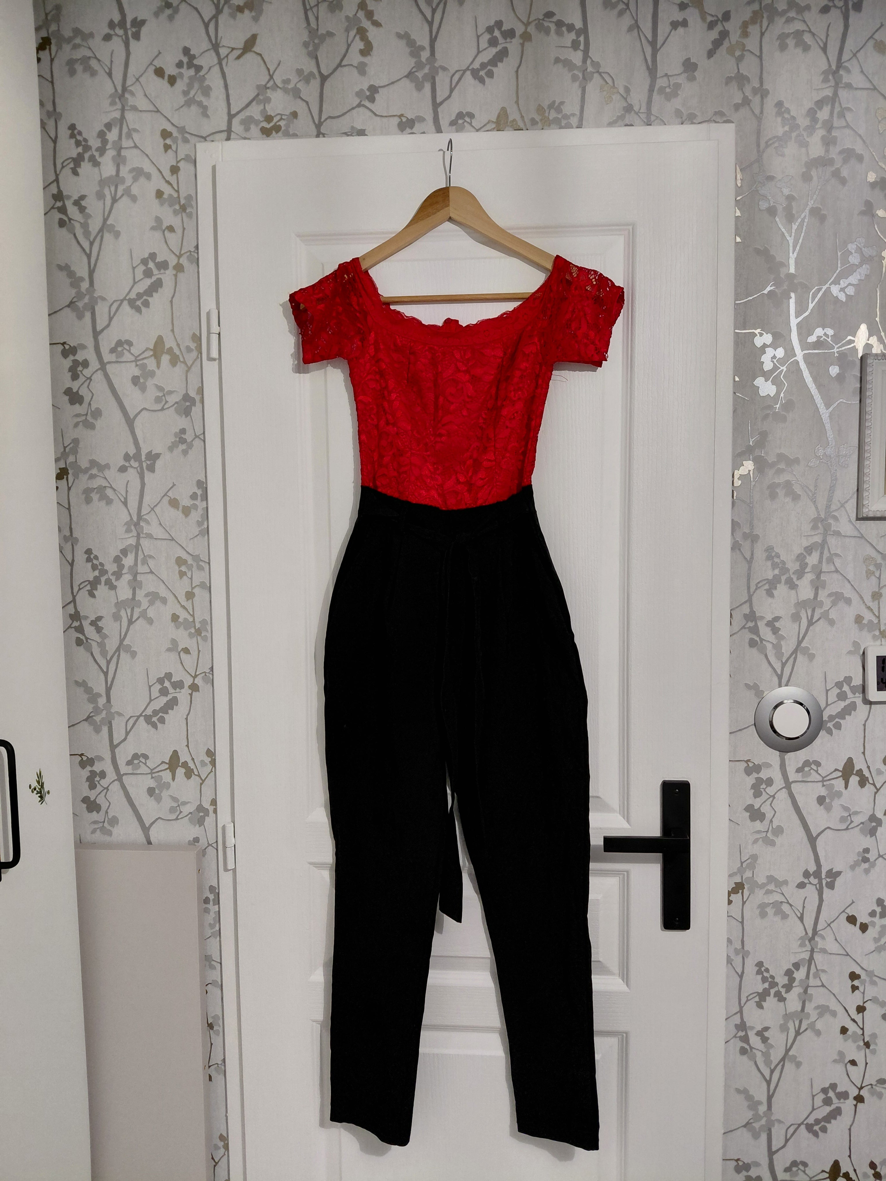 Combinaison rouge et noir